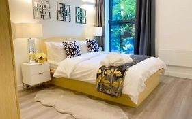 Newpointe Stunning 1-Bedroom Serviced Apartment
